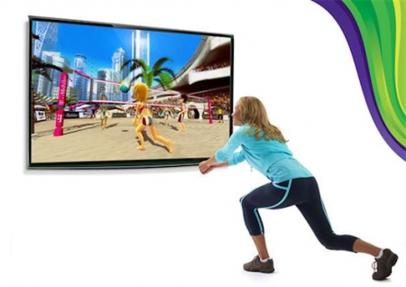 Fiatal nő Kinect Sportot játszik