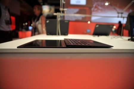 Lenovo ThinkPad X1 Carbon ultrabook kinyitva