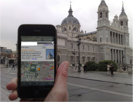 Turista az okostelefonjáról olvas információkat egy épületről