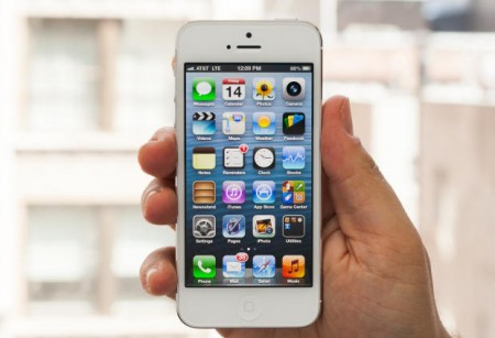 iPhone 5 mobil a kézben
